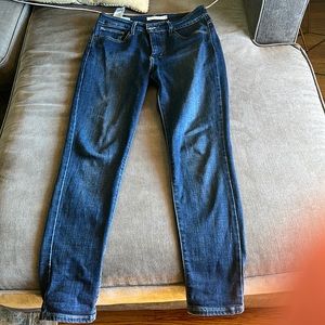 high rise Levi’s jeans. W28 L28. Only worn a few times. Excellent condition.